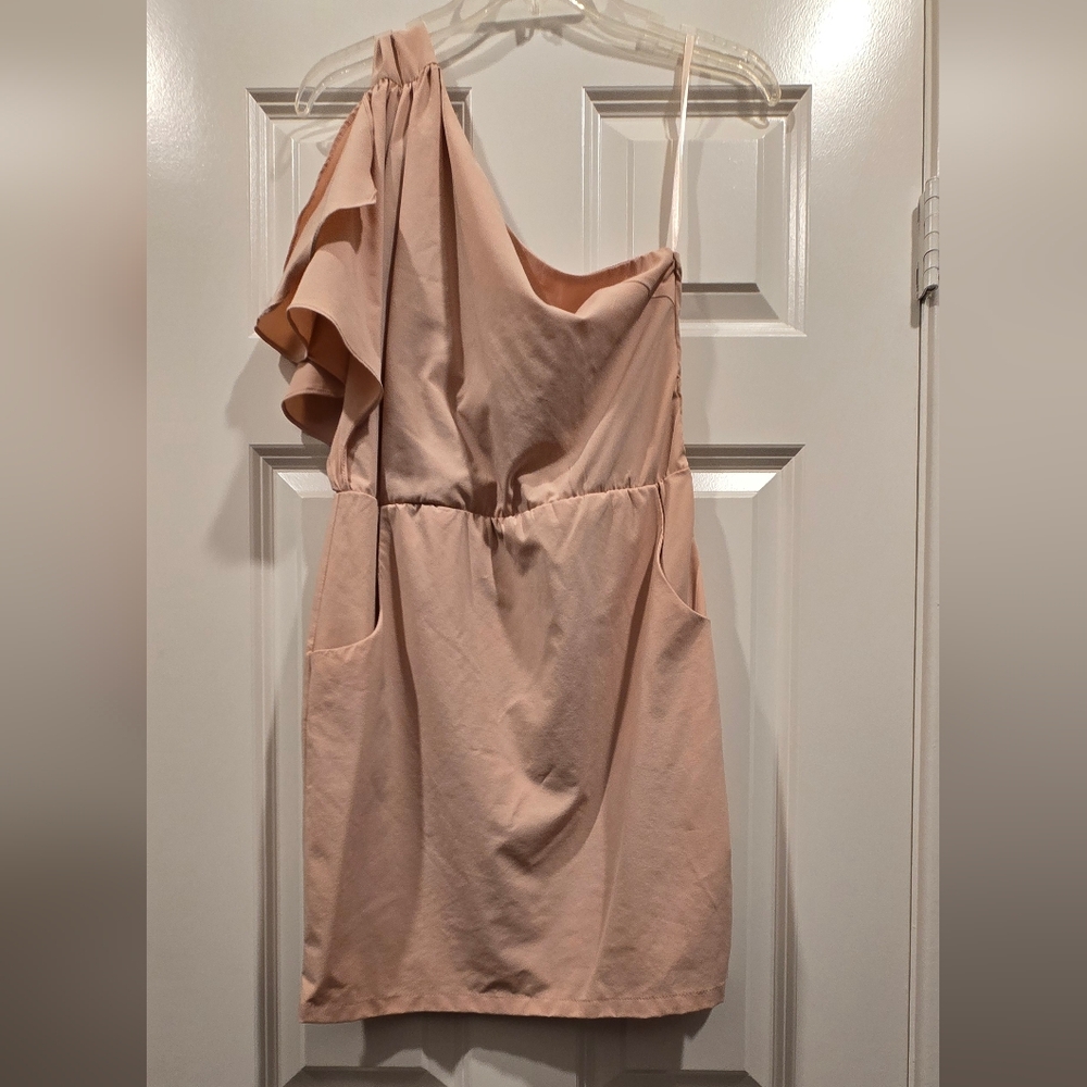 Elegant Pink Dress with Pockets